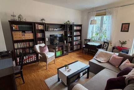 2 Raum Wohnung mit Balkon Einbauküche Parkett Eckwanne in der Fritz-Büchner-Straße 2 zimmer