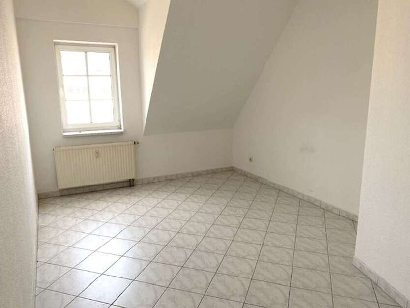2-Zimmer-DG-Wohnung mit Badewanne - Zentrumsnah