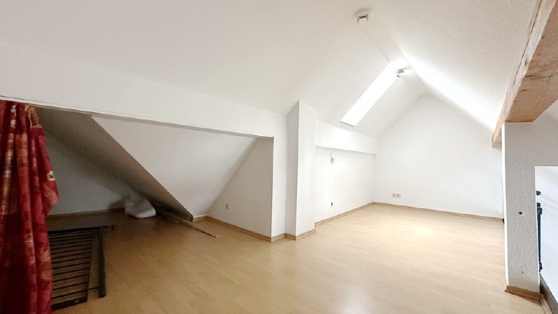 Helle 2-Zimmer-Wohnung mit Balkon und TG-Stellplatz - Dachgeschoßwohnung Gotha Bergallee | Angebot:26961835