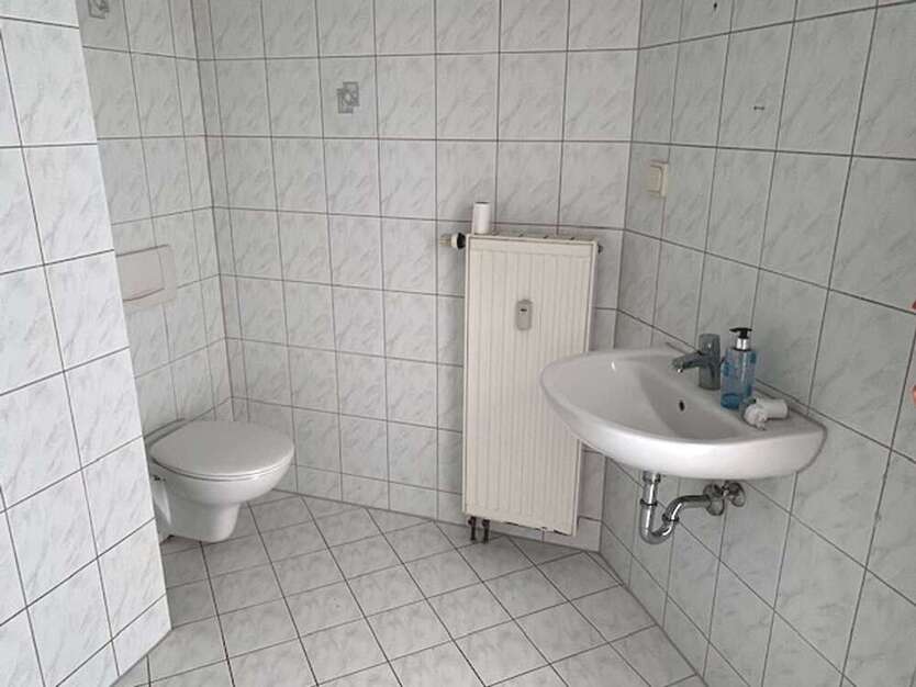 2-Zimmer-DG-Wohnung mit Badewanne - Zentrumsnah