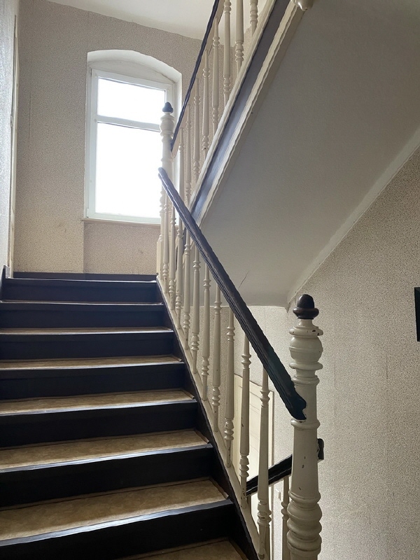 Solides Mehrfamilienhaus steht zum Verkauf 16 zimmer