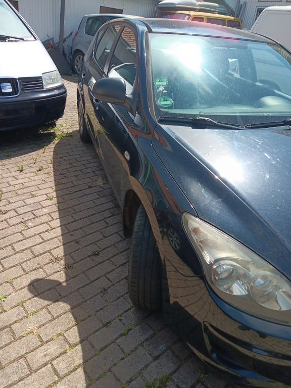 Hyundai i30 177.000 km 1.999 € Brüheim 99869