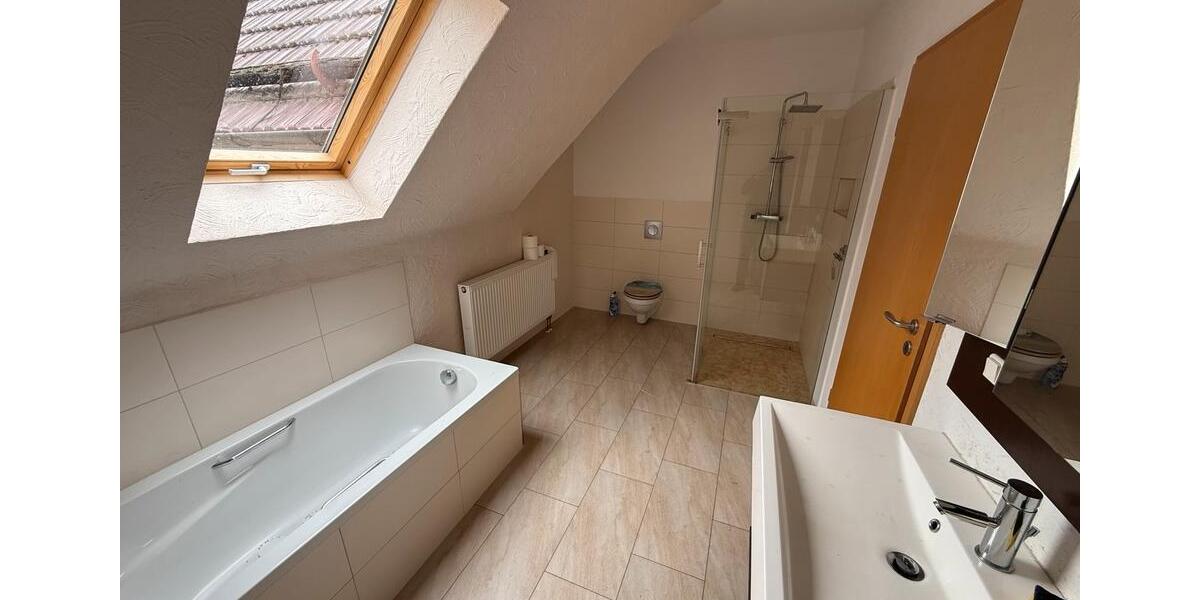 Dachgeschoßwohnung Drei Gleichen - 4 Zimmer, 111 m&sup2;, 1.000&euro; | Angebot:26006872