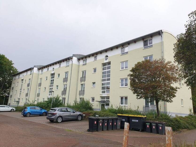 Helle 2-Raum-Wohnung mit neuem Bad, neuem Boden und Balkon