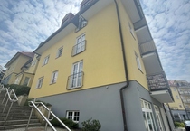 Moderner kleiner Laden in der historischen Altstadt Moderner kleiner Laden in der historischen Altstadt