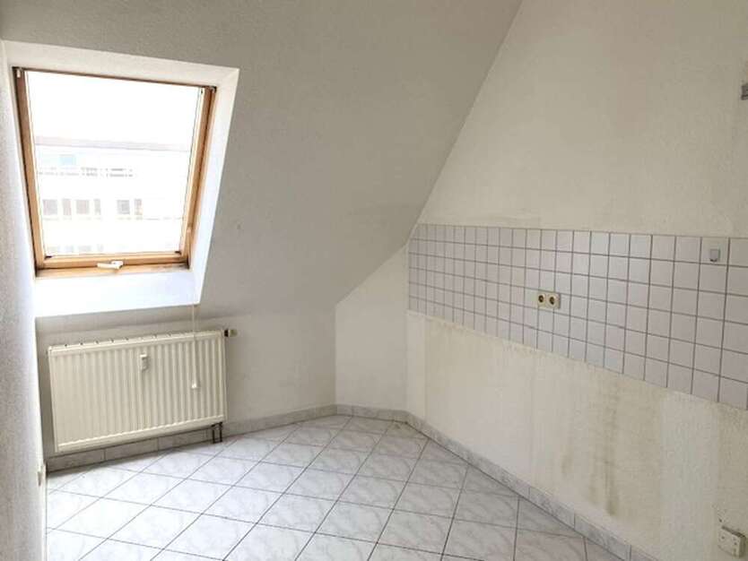 2-Zimmer-DG-Wohnung mit Badewanne - Zentrumsnah