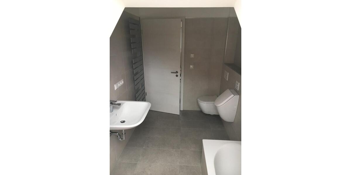 Dachgeschoßwohnung Erfurt Hochheim - 2 Zimmer, 100 m&sup2;, 1.500&euro; | Angebot:25650095