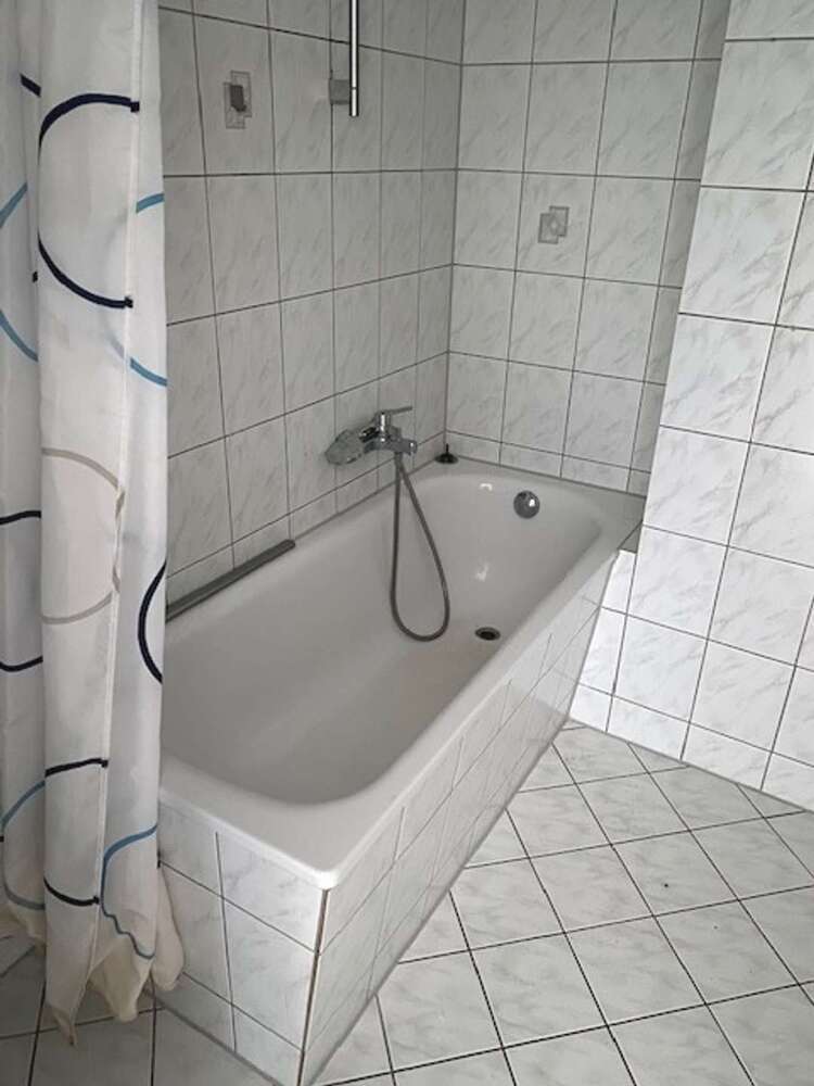 2-Zimmer-DG-Wohnung mit Badewanne - Zentrumsnah