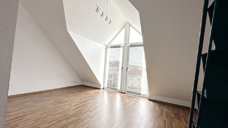 Helle 2-Zimmer-Wohnung mit Balkon und TG-Stellplatz - Dachgeschoßwohnung Gotha Bergallee | Angebot:26961835