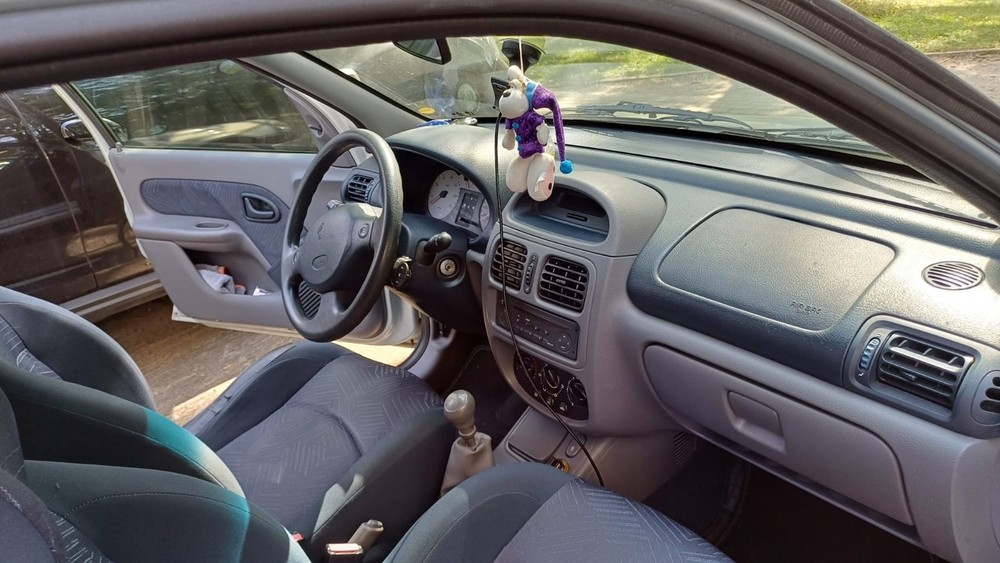 Renault Clio 77.000 km 1.700 &euro; Erfurt 99084