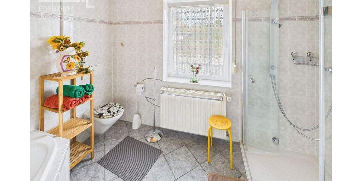 Einfamilienhaus Blankenhain - 9 Zimmer, 219 m&sup2;, 350.000&euro; | Angebot:24268866