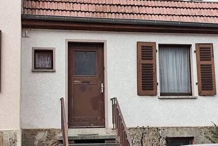 Grundhaft sanierungsbedürftiges Reihenmittelhaus 3 zimmer