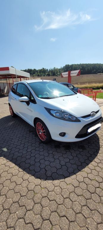 Ford Fiesta 207.221 km 2.400 € Geratal 99330